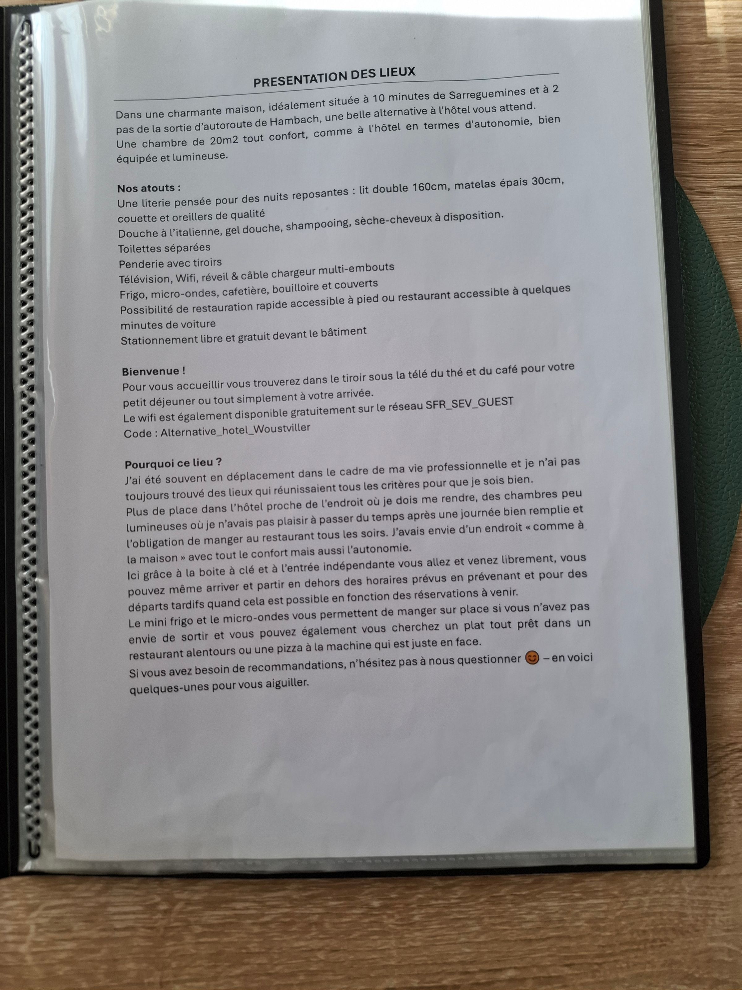 A booklet containing the Alternative Hôtel Proche
Sarreguemines' lore, along with a guide to some local establishments