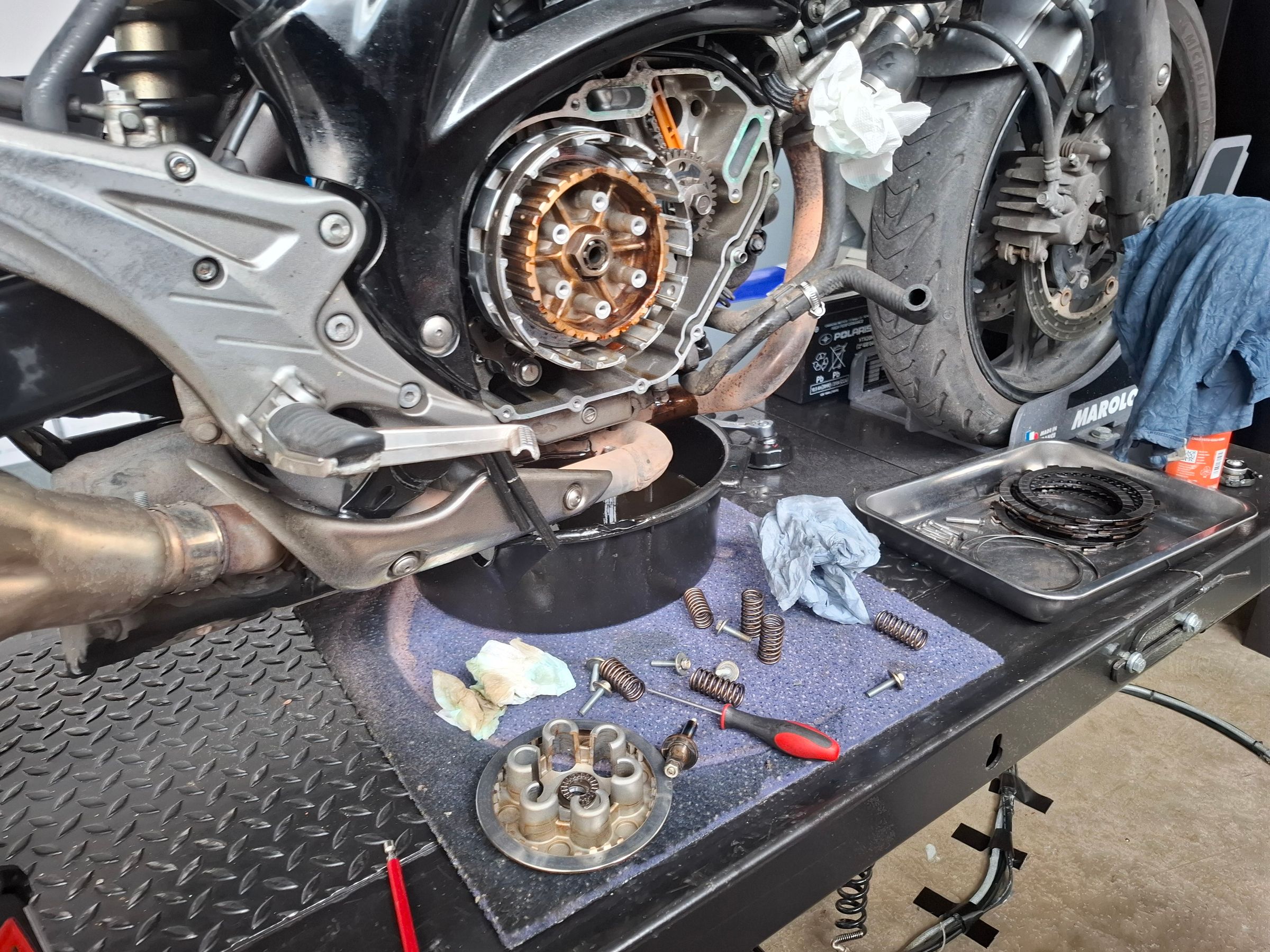 The Gladius with the clutch opened, showing an empty clutch casing