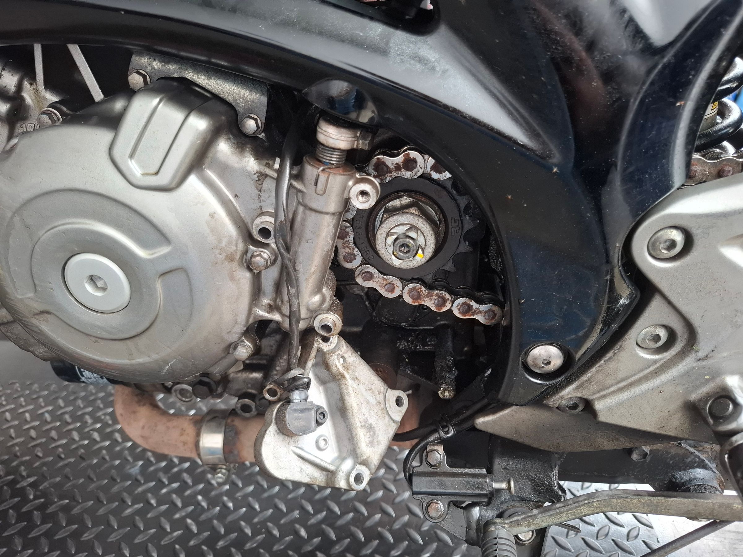 The Gladius with the sprocket cover removed, exposing the sprockets and clutch arm