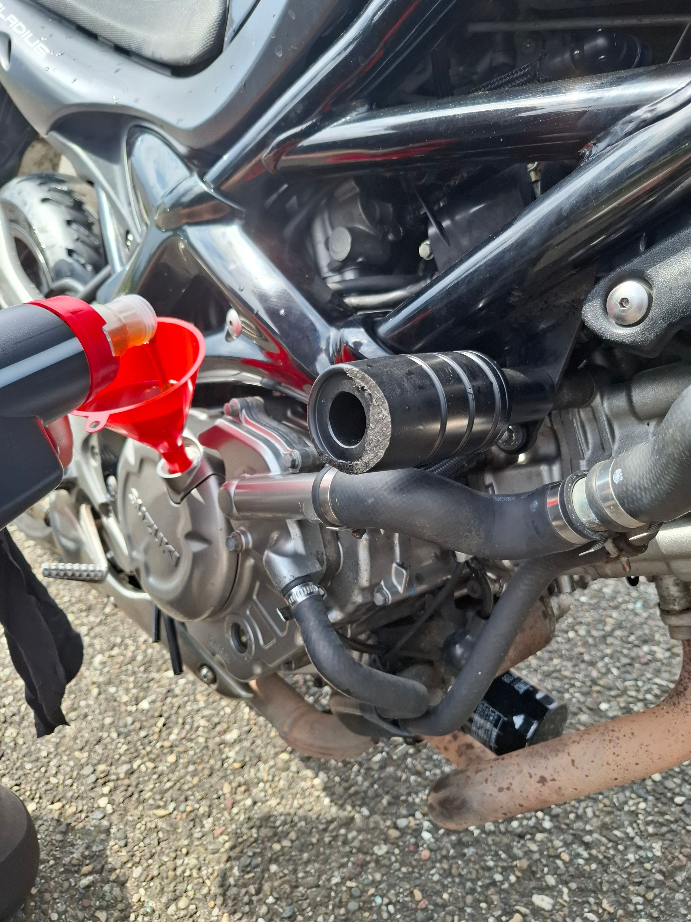 Refilling the oil of the Gladius