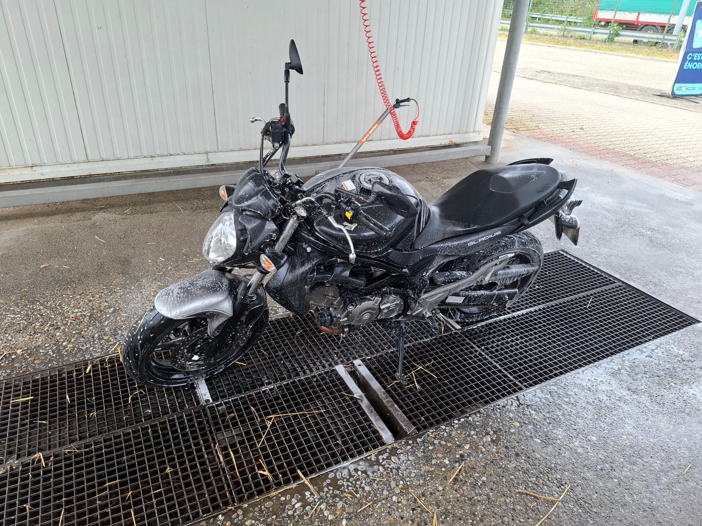 Washing spilled oil off the Gladius